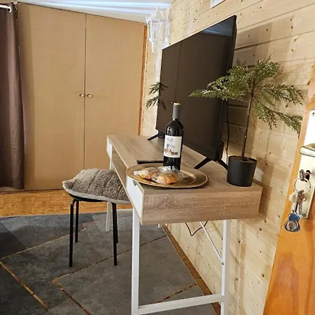 Blue Mango Surf House Center בית הארחה 3*